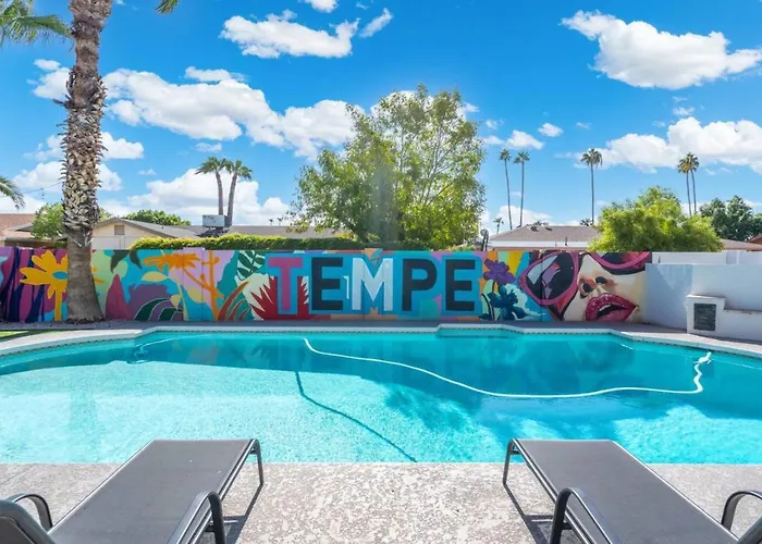 Gem Mural Art Garage Near Freeway Holiday home